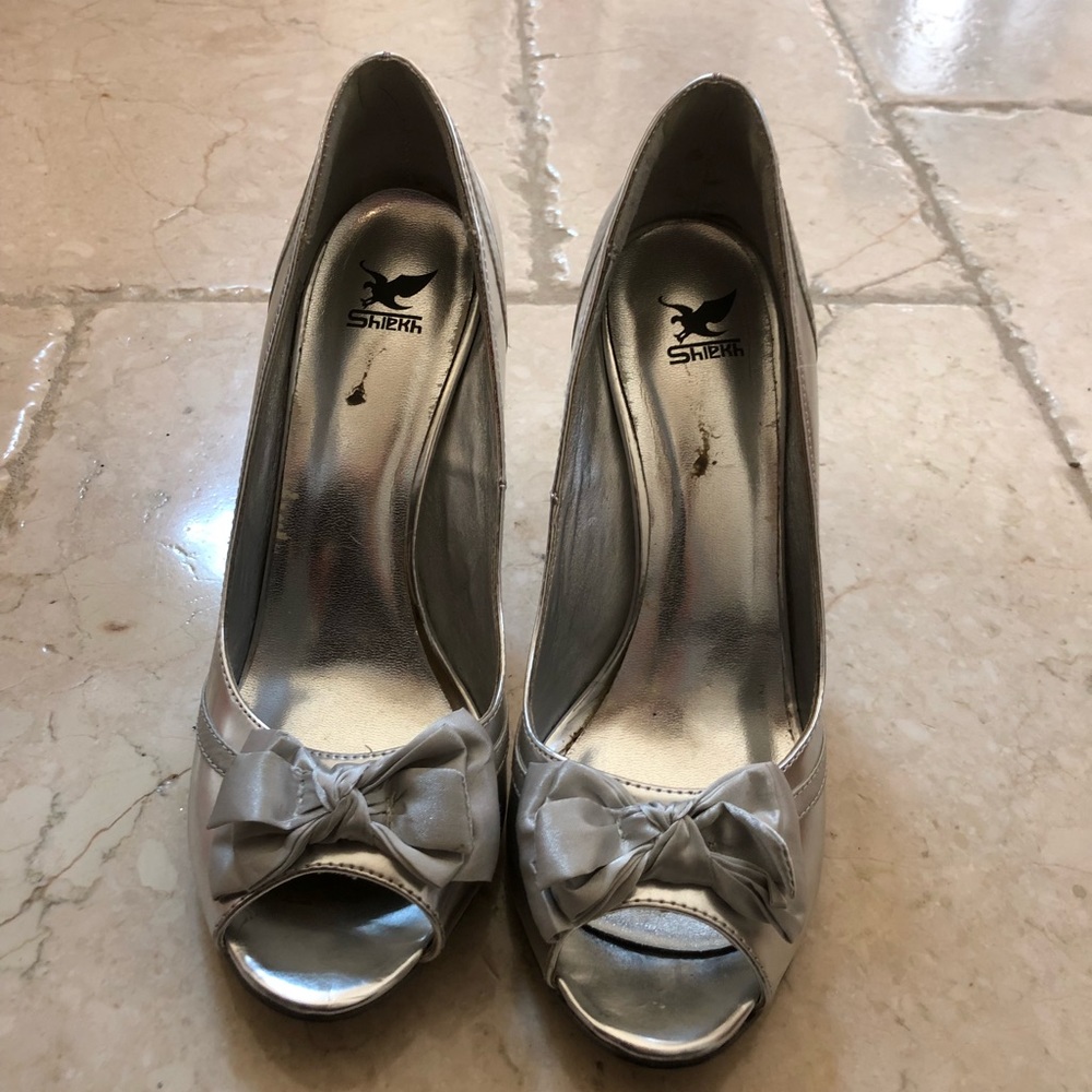 Silence heels with bows on them